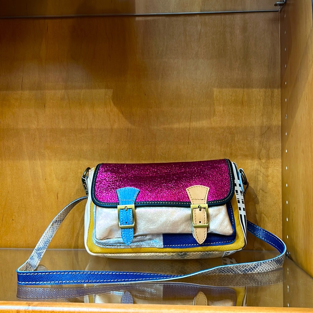Women’s crossbody bag with a wide variety of colors.